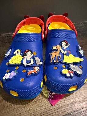 CROCS Disney Snow White Classic Clog - Size 6